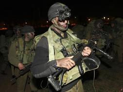 Un soldado israelí, en plena incursión en Gaza. / Reuters