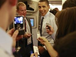 El presidente electo de Estados Unidos, Barack Obama saluda a varios seguidores tras reunirse con la Presidenta de la Cámara de Representantes, Nancy Pelosi./ Efe