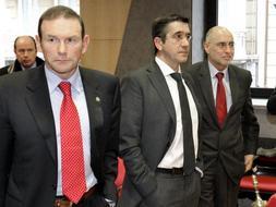 El lehendakari Juan José Ibarretxe (i) y los dirigentes del PSE-EE Patxi López y Rodolfo Ares durante un receso del juicio. / Efe