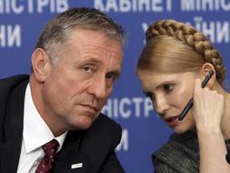 La primera ministra de Ucrania, Yulia Tymoshenko, y su homólogo de República Checa y jefe de turno de la UE, Mirek Topolanek, conversan durante una reunión en Kiev. / Efe