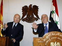 Moratinos, junto a su homólogo sirio, Walid al Mualem, tras la reunión en Damasco. / Efe