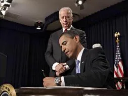 El presidente Obama firma las primeras medidas de transparencia de su Gobierno bajo la atenta mirada del vicepresidente Biden. / Afp