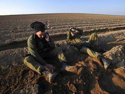 Soldados israelíes permanecen fuera de la franja de Gaza. / Reuters