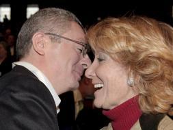 La presidenta de la Comunidad, Esperanza Aguirre, saluda al alcalde madrileño, Alberto Ruíz-Gallardón, en el I Foro abierto de militantes que celebra el Partido Popular. / Efe