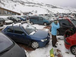 El temporal de viento ha remitido aunque varias comunidades se encuentran en alerta por las nevadas. / Efe