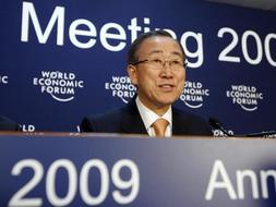 El secretario general de Naciones Unidas, Ban Ki-Moon, mantiene una rueda de prensa sobre la situación humanitaria en Gaza, durante el encuentro anual del Foro Económico Internacional en Davos (Suiza). / Efe
