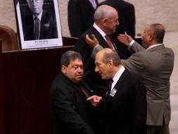 Fotografía de archivo del primer ministro israelí, Ehud Olmert (d), conversando con el ex ministro de Defensa de Israel, Benjamín Ben Eliezer en el Knesset (Parlamento israelí) durante una ceremonia para recordar el undécimo aniversario del asesinato del primer ministro Isaac Rabín en Jerusalén.  / Efe