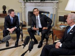 Obama, junto a Biden, durante la rueda de prensa para anunciar el lanzamiento de medidas para ayudar a las familias de clase media / EFE