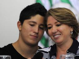 La esposa del ex gobernador colombiano del Meta Alan Jara, Claudia Rugeles Flórez, junto a su hijo. / afp