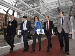 Juan Soler, David Pérez, Gádor Ongil, presidente de la Comisión, Benjamín Martin Vasco y Pablo Casado, todos del PP, de izda a dcha, a su llegada a la Asamblea de Madrid. / Archivo