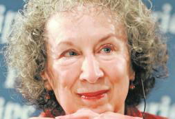 Margaret Atwood: «Son tiempos duros, cuando más necesita el hombre la poesía»