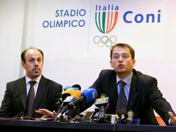 El abogado italiano de Alejandro Valverde, Federico Cecconi (d), y el español, José Rodríguez García, comparecen en Roma tras el interrogatorio al ciclista. / Efe