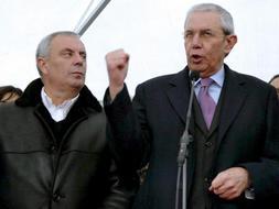 El candidato del PSdeG-PSOE a la reelección como presidente de la Xunta de Galicia , Emilio Pérez Touriño, durante su intervención en el acto organizado en Orense junto al número uno de la candidatura de la provincia, Manuel Vázquez. /Efe