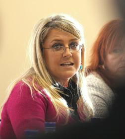 Una candidata del PSOE de La Coruña adjudicó a dedo contratos a una empresa de su prima