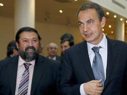 Foto de archivo tomada el pasado mes de noviembre del todavía secretario de Estado de Asuntos Constitucionales y Parlamentarios, Francisco Caamaño, junto al presidente del Gobierno, José Luis Rodríguez Zapatero. / Efe