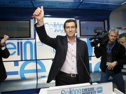 El próximo presidente de la Xunta de Galicia, Alberto Núñez Feijoo, eufórico con el resultado. / Efe