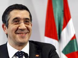 El secretario general del PSE-EE, Patxi López, ha asegurado en una rueda de prensa en Bilbao que la consecución de un lehendakari socialista es un "objetivo irrenunciable" para su partido tras las elecciones del pasado domingo. / Efe