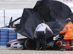 Lewis Hamilton no volvió a subir a su monoplaza tras su accidente./AFP