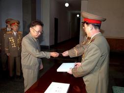 El líder norcoreano, Kim Jong Il, vota para las elecciones a la Asamblea Suprema del Pueblo en un colegio electoral en Pyongyang. / Efe