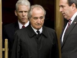 El financiero Bernard Madoff a su salida de una vista en el tribunal que instruye su caso Nueva York. /Efe