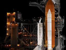 El transbordador Discovery, preparado en la plataforma de lanzamiento 'Pad 39A' en el Centro Espacial Kennedy en Cabo Cañaveral, Florida. /Efe
