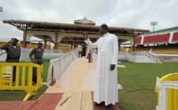 El Papa dice que el sida «no se puede controlar» con el preservativo