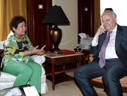 La filipina Margot González, madre de Francisco Larrañaga, durante la reunión que mantuvo hoy en Manila con Miguel Ángel Moratinos. / Efe