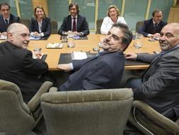 Los representantes del PP Leopoldo Barreda, Arantza Quiroga, María José Usandizaga y Alfonso Alonso (izq-dcha-detrás), y del PSE -EE, Rodolfo Ares, Jesús Eguiguren y José Antonio Pastor, durante la tercera reunión pública, en Vitoria, entre las delegaciones negociadoras de ambos partidos para buscar un acuerdo para la investidura como lehendakari del socialista Patxi López. / Efe