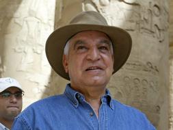 El egiptólogo Zahi Hawass, condecorado con la Orden de las Artes y las Letras