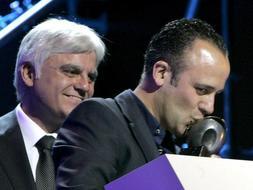 El actor Javier Gutiérrez besa el Premio Max al mejor actor por 'Argelino, servidor de dos amos', en la gala celebrada en el Teatro Cuyás. / Efe