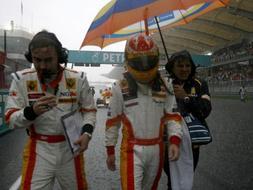 Fernando Alonso, en el momento de abandonar la carrera. / Reuters