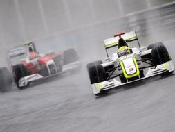 El piloto británico de Fórmula 1 Jenson Button, de la escudería Brawn GP, en acción por delante del alemán de Toyota, Timo Glock, durante el Gran Premio de Malasia celebrado ayer. / Efe