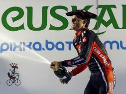 Luis León Sánchez celebra su triunfo en la primera etapa de la Vuelta ./ AGENCIAS