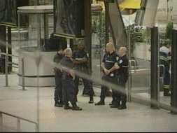 Agentes franceses vigilan el lugar del arresto. / Atlas