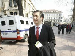 Patxi Lopez llegando al parlamento vasco,./ Iosu onandia -El Correo