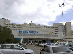 Entrada principal del hospital de Son Dureta de Palma de Mallorca, donde se encuentran ingresadas dos personas que presentan síntomas de la gripe porcina. / Efe