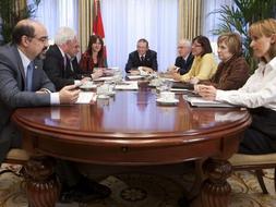 El lehendakari, Juan José Ibarretxe, ha presidido en Ajuria Enea la última reunión de su Gobierno, que cesará el próximo 5 de mayo. / Efe