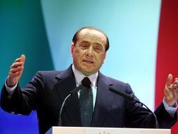 El primer ministro italiano, Silvio Berlusconi , pronuncia un discurso durante el primer día del Congreso extraordinario del Partido Popular Europeo (PPE) en Varsovia ./ Efe