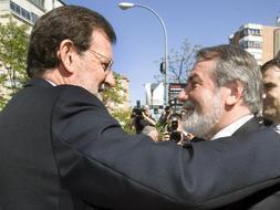 El cabeza de la lista del Partido Popular para las elecciones europeas, Jaime Mayor Oreja, saluda al presidente del PP, Mariano Rajoy, durante el acto de presentación de la candidatura del PP a las elecciones Europeas en Guadalajara./ Efe