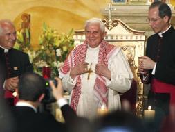 El Papa con el pañuelo jordano. / Ap