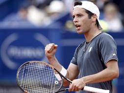 El tenista español Albert Montañés celebra la consecución de un punto en la final del Abierto de Estoril./efe