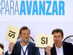 El presidente del PP de Galicia, Alberto Núñez Feijoo (d), acompañado por el líder del PP, Mariano Rajoy (i), durante una votación en el XIV Congreso del PPdeG. / Efe