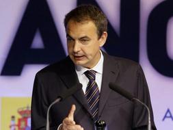 El presidente Zapatero durante un discurso. / Reuters