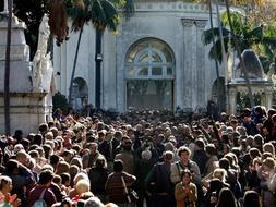 Cientos de personas se han acercado al Cementerio Central de Montevideo durante el entierro del escritor uruguayo Mario Benedetti. / Efe