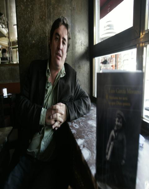 Luis García Montero novela a Ángel González, «un Aristóteles en bañador»