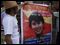 Seguidores de la opositora Suu Kyi sostienen una pancarta con su retrato / AP