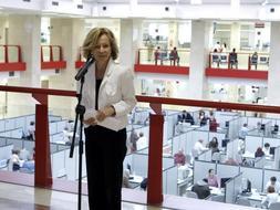 La vicepresidenta segunda del Gobierno y ministra de Economía y Hacienda, Elena Salgado, durante la visita que ha realizado hoy a una administración de la Agencia Tributaria en Madrid. / Efe