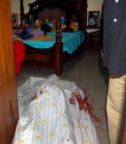 El cuerpo sin vida del candidato a la presidencia de Guinea, asesinado esta mañana./ Efe