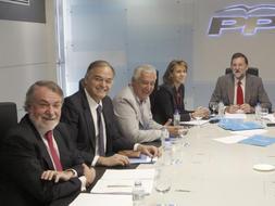 El Comité de Dirección del Partido Popular de Madrid, reunido en torno a su líder, Mariano Rajoy, para valorar el resultado del 7-J. / Efe