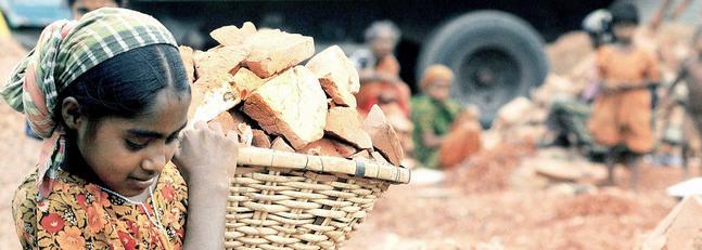 Cien millones de niñas en el mundo trabajan y la crisis hará crecer la cifra